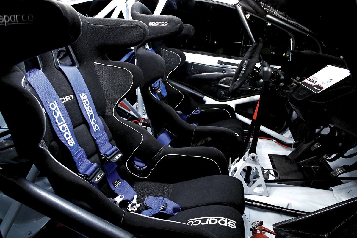 https://sparco-corsa.com/wp-content/uploads/2021/08/SPARCO_Seat-Belt-Pads.jpg